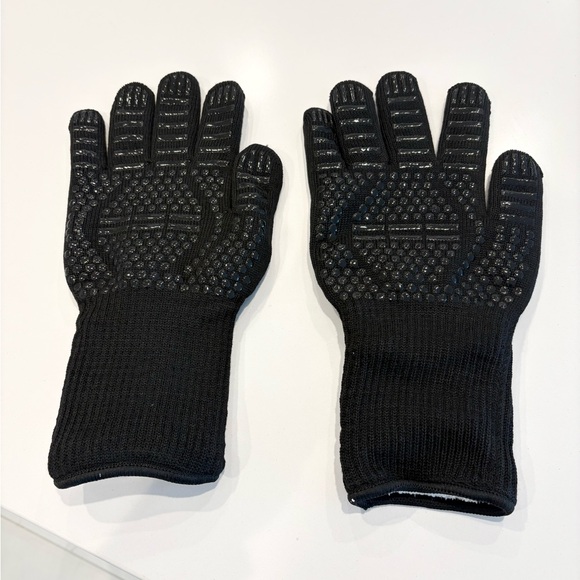 bespoke essentials Other - NWT Heat Resistant Gloves